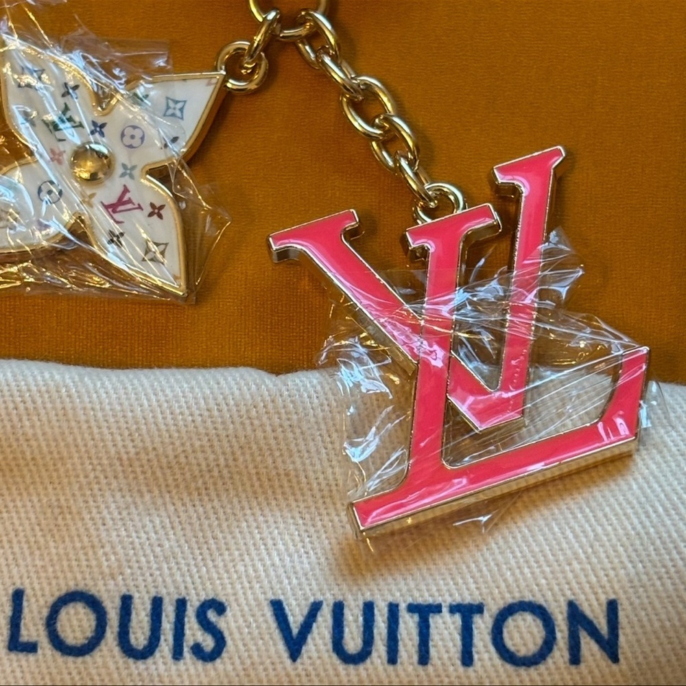 LUXURY KEY RING BAG CHARM PRETTY PINK WHITE SPECKLED FLOWERS GWP BOX & DUSTBAG - Picture 3 of 7